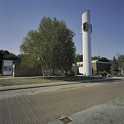 Overzicht op wit geschilderde vrijstaande en ronde kerktoren met wijzerplaat - Espel - 20409851 - RCE